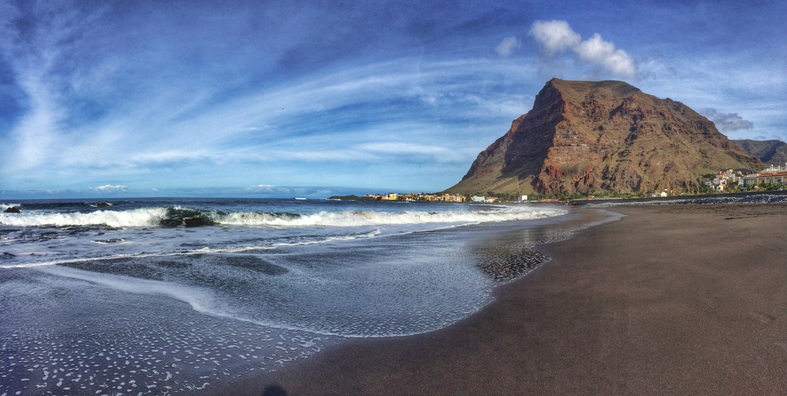 Foto: En la Playa de La Puntilla en el Valle de Gran Rey, podrás relajarte escuchando el vaivén
de las olas atlánticas que acarician su orilla de arena fina tostada. (Turismo La Gomera)
